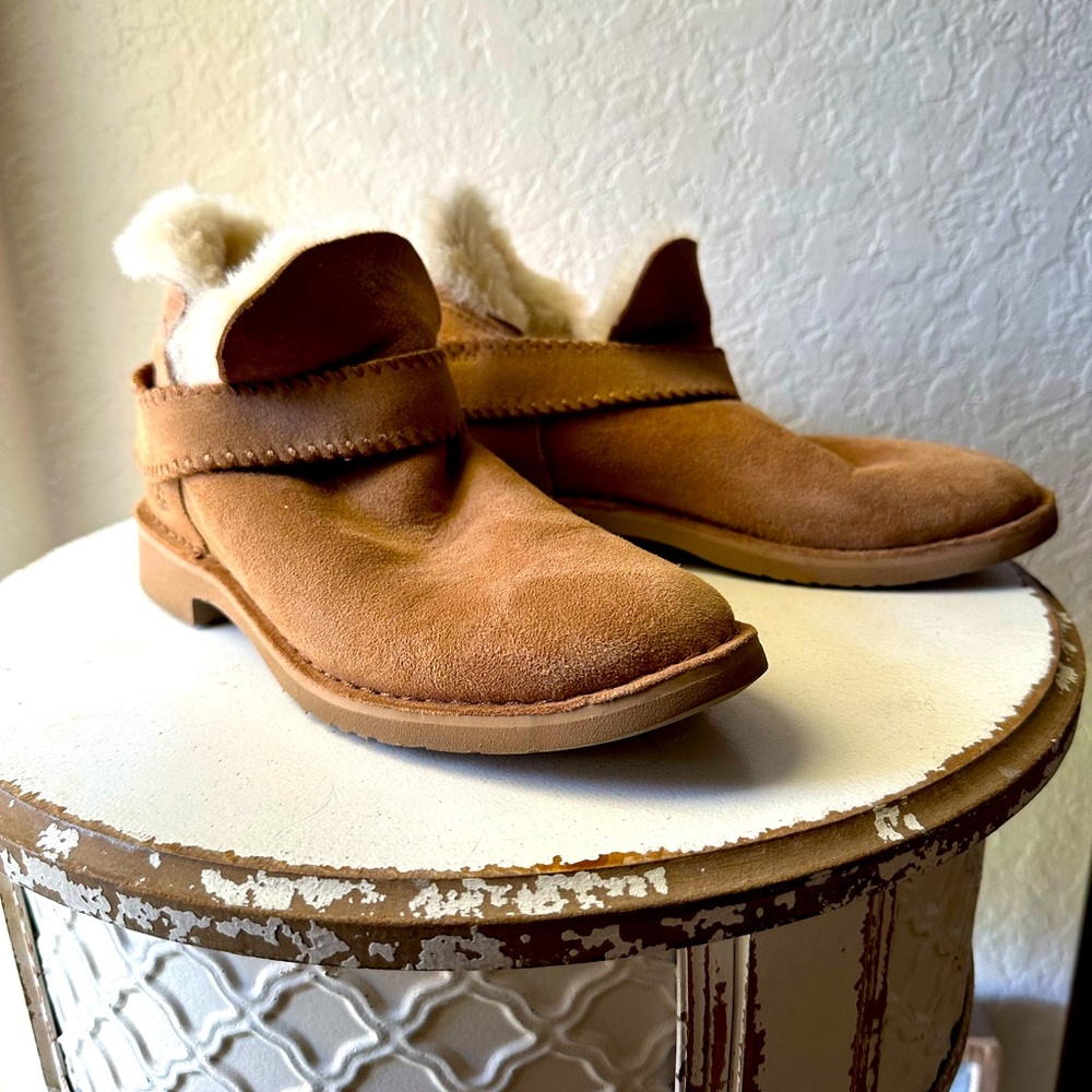 Women’s Ugg McKay boot size 8